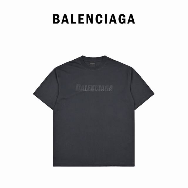 Balenciaga巴黎世家 23Ss 直裂纹黑印花短袖原3,699购入，面料延用32S230G双纱面料，定织定染蓝光黑灰色同步Zp无色差，撞色字母印花工艺特调