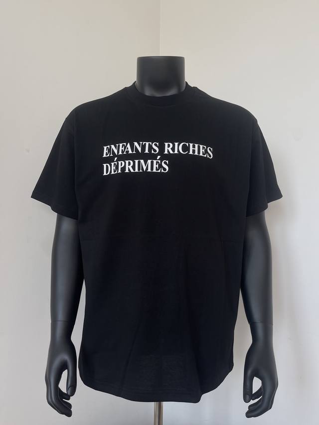 款号400 今年穿富二代一定会暴富Enfants Riches Deprimes 忧郁的富二代经典基础款字母印花短袖面料采用定织250G32支双股双纱纯棉 结构