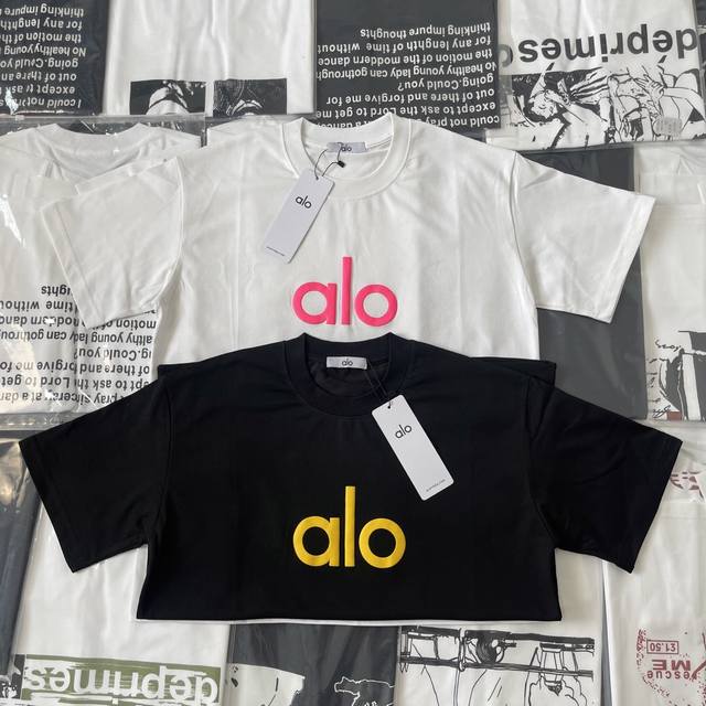 款号660 Alo25Ss经典基发泡印花 打底宽松情侣短袖260G纯棉双纱 版型挺立有型 面料舒适透气本年度小众单品 上身满满的慵懒感松弛感！袖口定制小标 原版