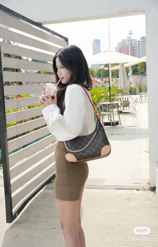 Lv Boulogne 牛角包这款Boulogne 手袋采用了经典的 Monogram帆布，质感十足真的很百搭呀，爆款不是随便说说的，大众的审美都是在线的四角拼