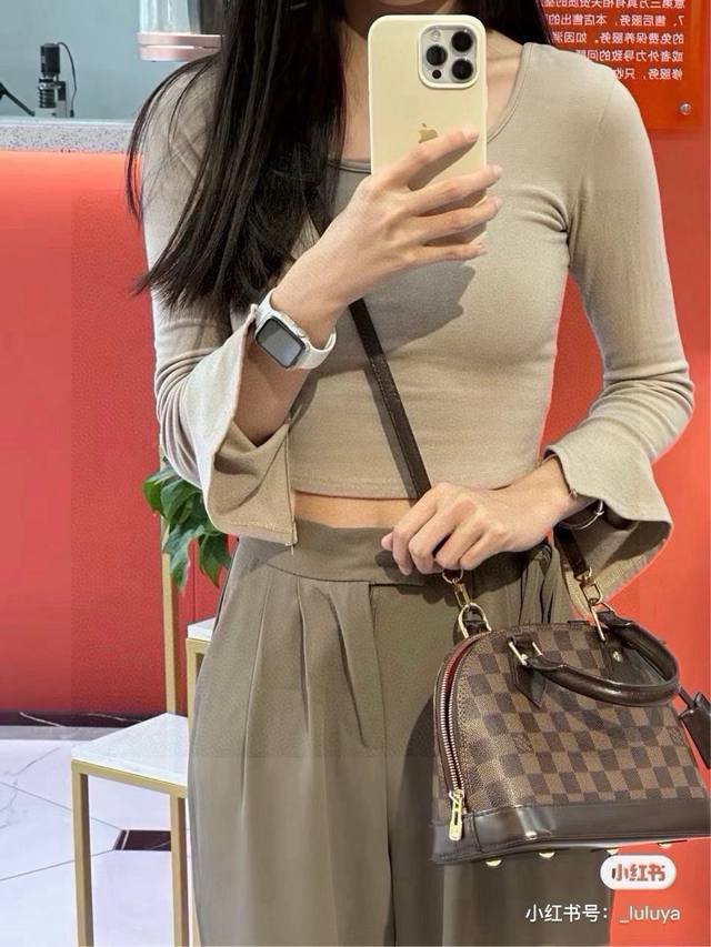 Lv Alma 棕格贝壳包Lv老花界的颜值天花板贝壳包型优雅流畅，气质中又带点儿可爱双手柄＋长带肩的设计，可以手提也可以单肩或斜挎背，一包多用贝壳包型容量非常大
