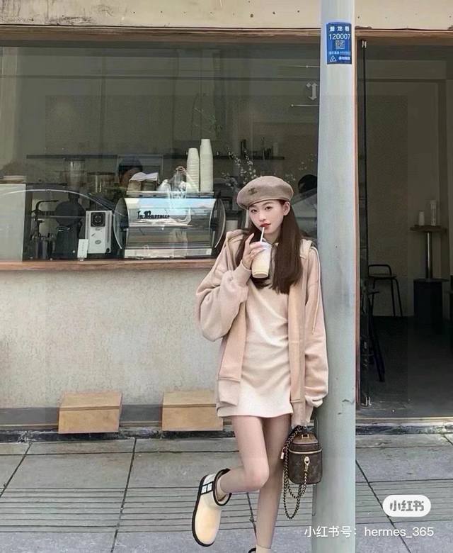 Lv Vanity 老花化妆箱 外形和功能性同时在线的百搭包款，灵感来自 50年前推出的中古化妆箱，背起来复古又时髦，适合日常出行深浅不一的拼色设计提升了箱型轮