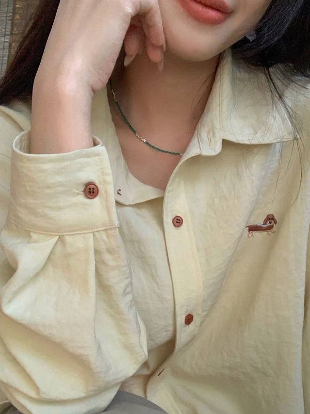汤姆布朗Tb狗狗刺绣杏色防晒衬衫外套奶杏色显得人很温柔超级减龄可爱！时髦与复古并存 重工刺绣Logo很显高级小狗衬衫真的一眼爱盐系防晒穿搭Get女孩子穿上出街