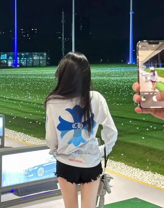 Chrome Hearts克罗心新款.蓝白限定梵文长袖蓝白限定太高级入秋穿这件绝了！！今年捅了克罗心的窝 这个长袖真的泰好看胸前口袋双臂梵文Logo 嘎嘎高级～