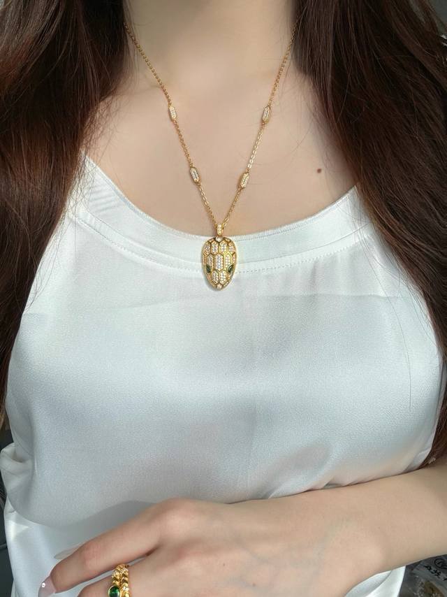 宝格丽同款蛇形项链 神秘魅力之选 全套包装 材质：黄铜镀24K金 以蛇首为型，金质基底奢华闪耀，满镶钻石如星芒，两颗绿宝点睛，神秘又吸睛。 链条缀精致钻饰，细节
