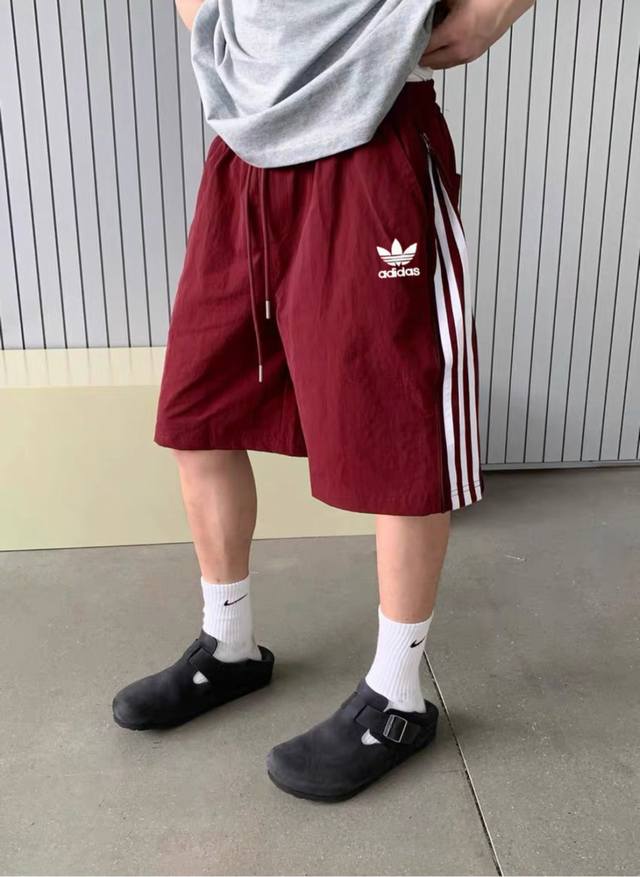 两穿阿迪达斯Adidas 拉链三条杠短裤透气百搭情侣款短裤*采用冰丝塔丝隆D14面料带冰感！宽松版型做工非常好质量非常棒！细节拿捏的非常不错！*版型是男女同款
