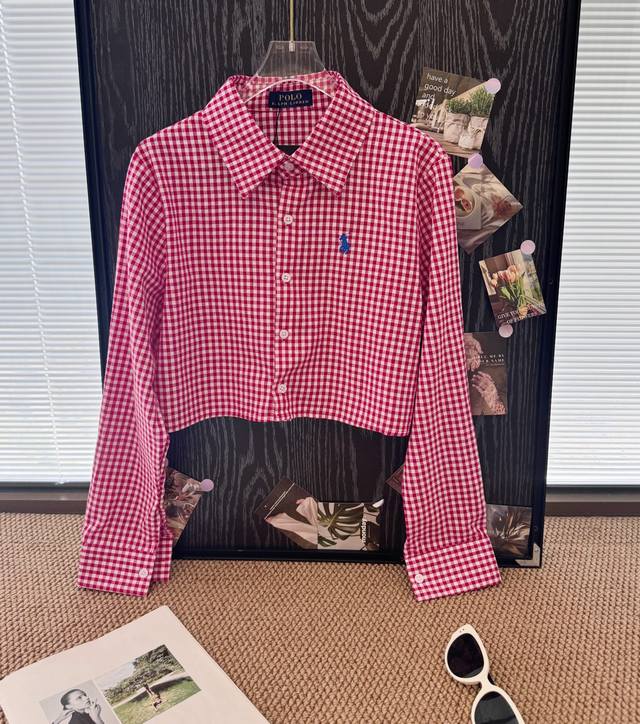 价格P： 品名：Ralph Laur*N 拉夫刺绣战马古着亚麻红格纹短款衬衫尺码：M.L颜色：红格Rl小马新宠，贵气狙击手。短款剪裁显身材又舒服。红色条纹非常的