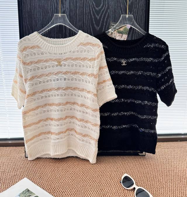 价格P： 品名：Chane* 小香钻Logo亮片特殊纹理条纹针织短袖 尺码：M.L颜色：杏色 黑色是谁还没Get到学院松弛感穿搭！浅当一下校园女主不过分吧。奶F