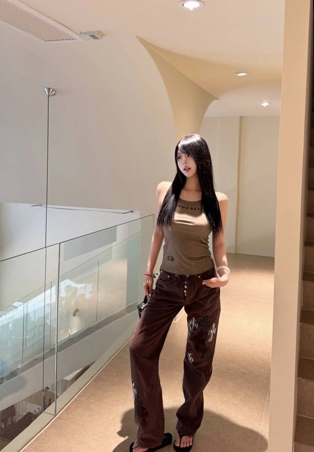 上新 克罗心做旧梵文甜辣风灰咖背心辣妹必备 面料摸起来很舒服千禧风辣妹复古感穿搭！版型不挑身材 一整个都是非常有活力的感觉颜色：灰咖色码数：见尾图