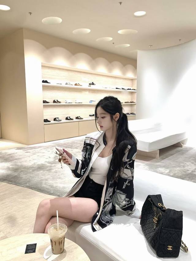 上新 *罗马假日氛围感衬衣～古典气质氛围感衬衣经典的色调加上Du特的印花将复古和高級感平衡得恰到好处整体做的是宽松的大版型 包容性很好上身直接变身纤瘦纸片人不说