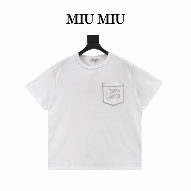 Miu Miu 缪缪 明线刺绣徽标短袖T恤面料采用260克重精梳棉，定制32支1*1螺纹，成衣两遍水洗处理，面料舒适亲肤无异感，定制定染面料， 纺织密度高，垂感