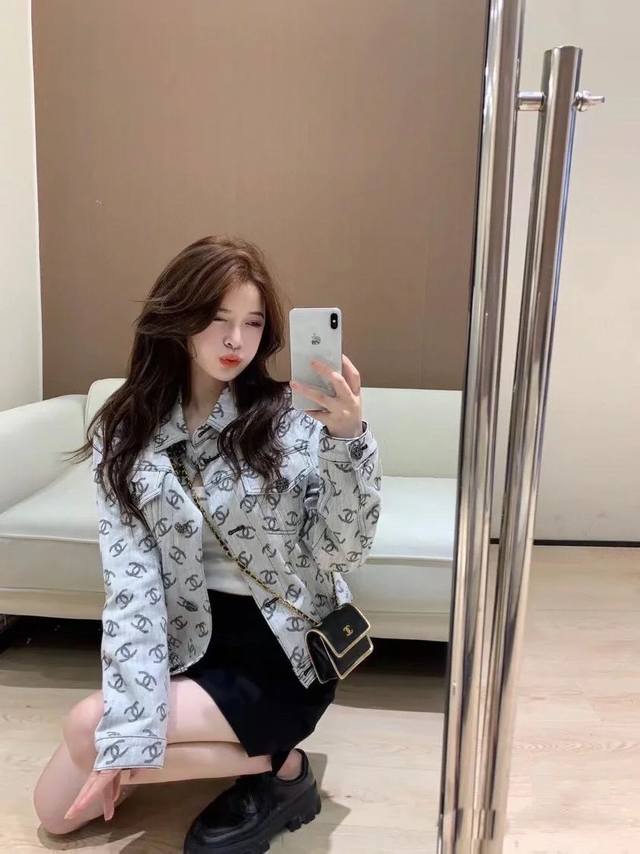 上新 小香 灰色系牛仔满Logo双C提花外套很难不爱~扣子开模工期很长 克重细节完全一致 这个配色组合真的超高级 更显复古时髦 细节更是高级满满 牛仔一直都是四