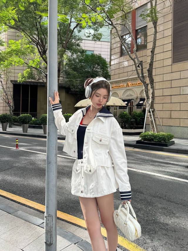 上新 Miu 缪缪 25Ss海军领牛仔外套短裙套装定制Yb斜纹全棉牛仔材质 质感十足 水洗工艺确保不易串色染色 翻领牛仔外套短裙套装剪裁 袖口领边海军风撞色条纹