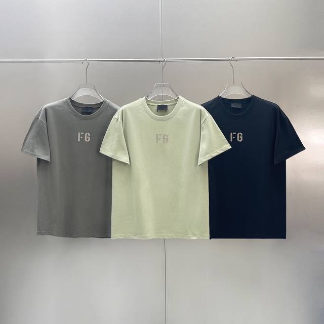 款号F10 三色齐发 Fear Of God Fog Fg胸口植绒基础印花经典情侣宽松短袖-原单版本 不是纯棉白送 Color：黑色 抹茶绿 炭灰色Size：S