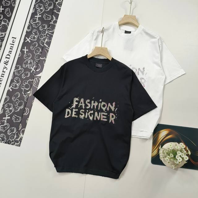 尺码Xs-L精选 Balenciaga 巴黎世家短袖T恤字母小金片印花磨烂做旧短袖T恤本市场No.1的质量 真正天花板品质全部原版开发注意细节图 避免被盗图商家