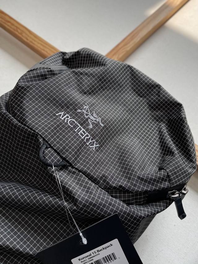 Arcteryx 始祖鸟 Konseal 15L 尼龙防水双肩背包尺寸：44*25*21Cm15L简洁实用 轻薄便携日常旅游通勤出行都可~~Hadronm Lc