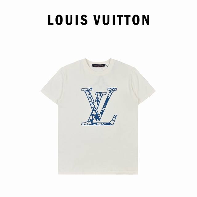 Louis Vuitton路易威登24Ss滑雪系列裂纹提花针织短袖这件T恤的精致感是很足的没任何问题嵌入式的针织提花工艺，完全和面料混为一体的，不规则的挑空褶皱
