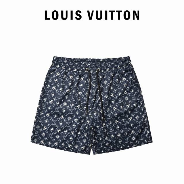 Louis Vuitton 路易威登 满印老花提花沙滩短裤高密丝绸提花面料，百分百复刻。裤身采用立体剪裁缝纫工艺，内衬全锦网眼，后幅标志性Lvse订制五金，细节