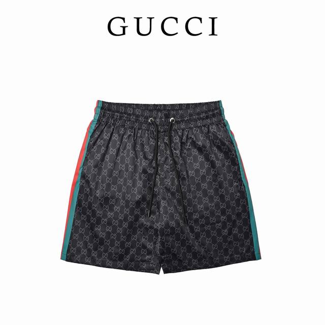 Gucci 古驰 侧面织带提花沙滩短裤高密丝绸提花面料，百分百复刻。裤身采用立体剪裁缝纫工艺，内衬全锦网眼，后幅标志性Lvse订制五金，细节还原高达99%。全套