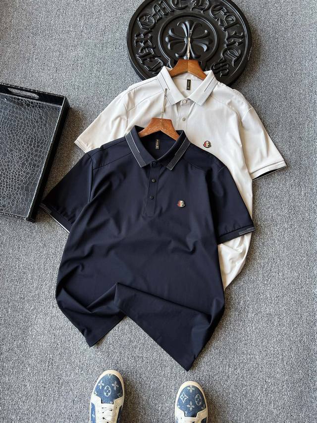 专柜顶奢Polo衫！人气爆款！Moncler 蒙口专柜新品高奢无缝短袖Polo衫！恒隆在售万元级，款号：2583 蒙口家今年高端定制液氨锦棉面料！拿到手第一感觉
