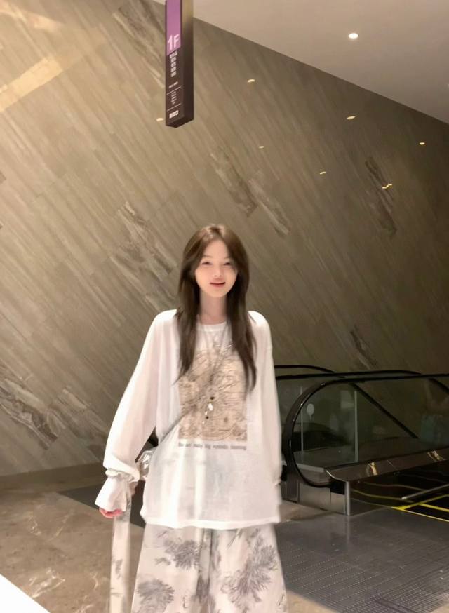 高定版 四件套 Dior 迪奥Cd家太阳女神水墨棉麻四件套防晒衫＋印花阔腿裤＋发圈＋飘带遛弯必入 显瘦又小众女神气质款Ml码衣长68-70胸围106- 裤长 -