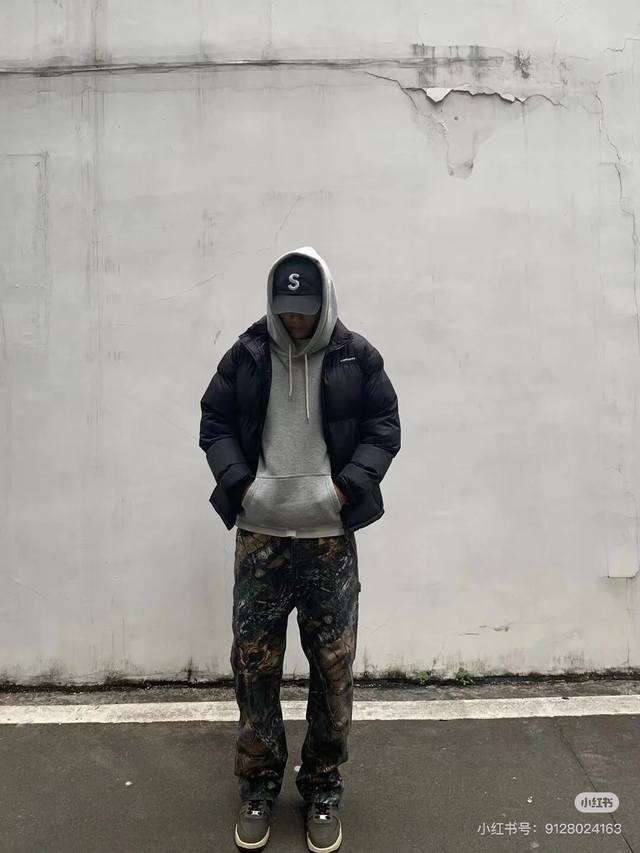 款号-1060 模特图Stu风格平替 度假系列Fw24 树枝落叶满印工装直筒长裤 做旧水洗整裤数码直喷印花难度极高 做旧设计更显版型 纯棉斜纹面料 数码印花 追