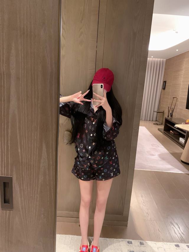 Lv 路易威登 早秋新款白三彩天丝棉衬衣短裤套装 尺码 Sml 图末