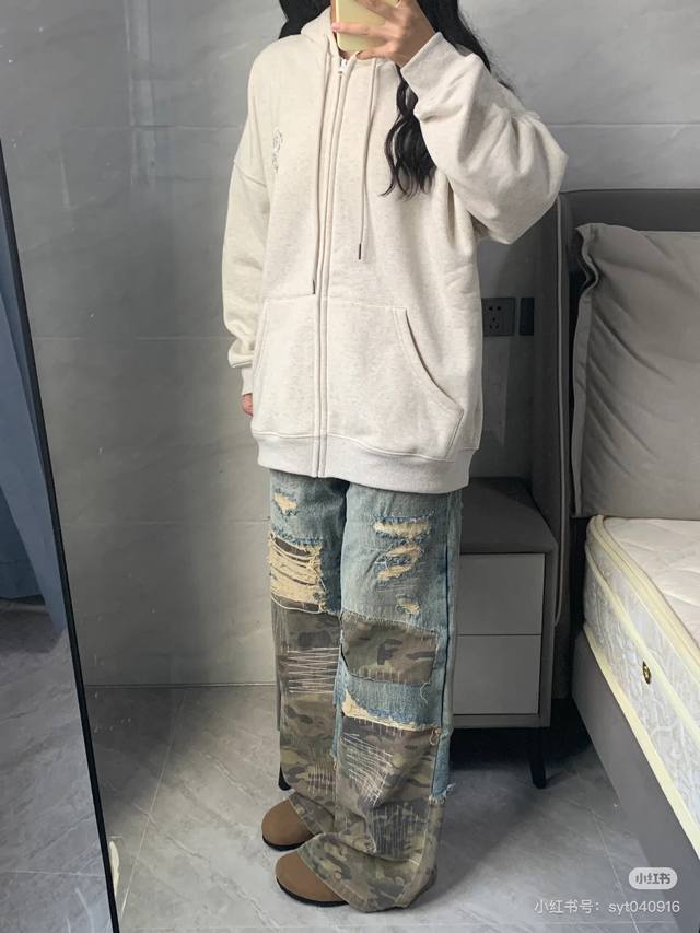 款号-1060 模特图 Ss Ac风格平替Bootcut切割破洞拼接迷彩直筒牛仔裤 破洞拼接迷彩撞色设计 细节满满 定制五金 做工精细 进口定位切割设计 版型很
