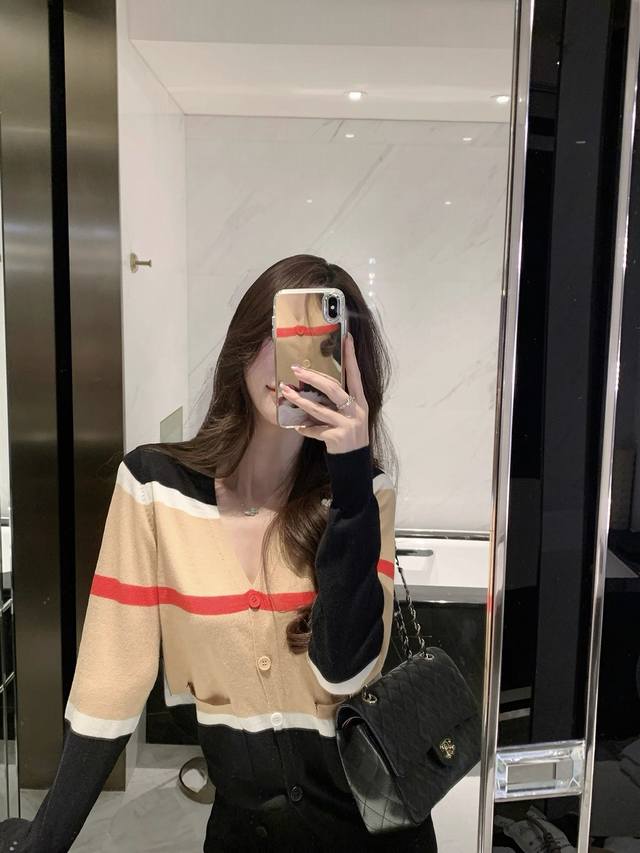 Burberry 巴宝莉：针织条纹开衫：老钱感真的很爱这种姐感穿搭比较偏薄款的一件针织衫不会很厚 但是手感很好很软乎又有高智腔调又有松弛感很干练 不拖泥带水的果