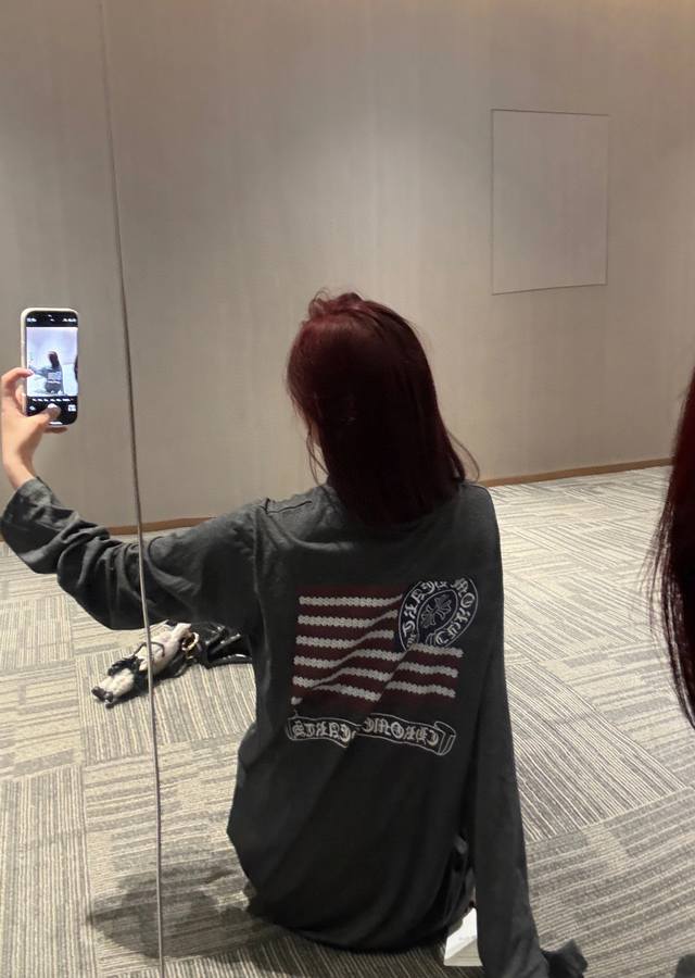 高定版 爆款 克罗心 烟灰色面膜防晒衫克罗心不费力防晒衣，氛围感穿搭，随便穿穿就很好看。越简单越随意越好看，后背国旗印花超有特点 ，男女同款防晒罩衫。行走的空调