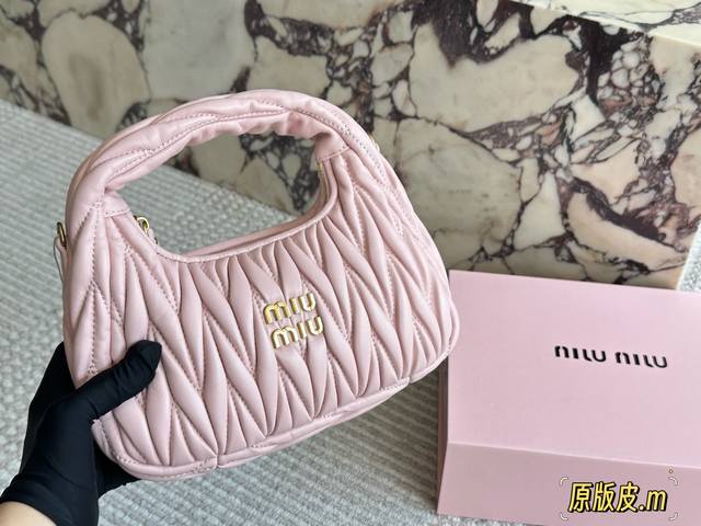 羊皮 升级版配盒Size：20*14Cmmiumiu Hobo 包包甜度刚好！很难不爱啊啊！又奶又千金的感觉！可手拎也可斜挎绝对不是小废包哦容量足足的~~出场就