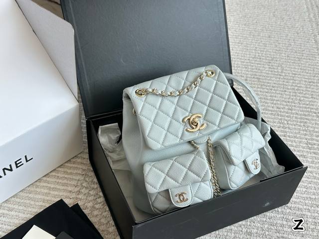 Chanel Duma青蛙双肩包Chanel Duma青蛙双肩包由于她双口袋的在线非常可爱像两个大大的眼睛所以也叫它青蛙双肩侧面比较有型会比单口袋Duma窄-些