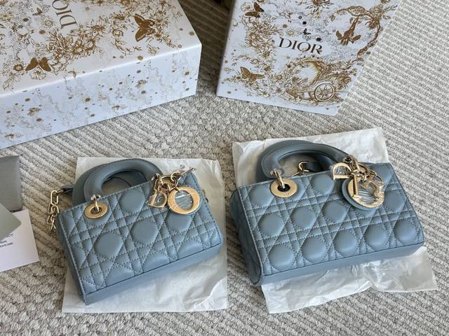Dior Lady新品长款 雾霾蓝 全套包装迪奥全新D-Joy强势回归，大爆款的节奏心，包包自带两条肩带，多种背法，上身又美又飒，经典的菱格设计，搭配柔软的漆皮
