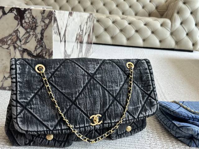 Chanel牛仔Tote购物袋 这谁能拒绝 啊四这只香奈儿牛仔托特包简直天菜曲手提肩背世银色链条+银色Logo十经典菱格搭配牛仔蓝，真的绝绝子出单肩背的长度刚刚
