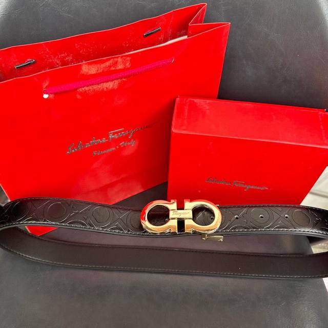 Ferragamo 菲拉格慕金头压花腰带，菲拉格慕经典款“8”字扣头双面腰带，一年压花，一面哑光。无论是高端大气的包装，还是真材实料的品质，都是一骑绝尘 无可匹