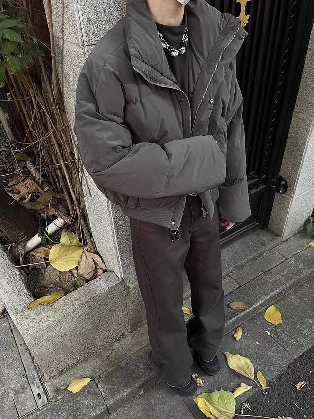 款号1120 自主美式高街冷灰简约Cleanfit立领短款夹棉羽绒棉服面包服外套满满的Cleanfit高级感 有点美式复古内味 灰色怎么都是经典耐穿 怎么搭配都