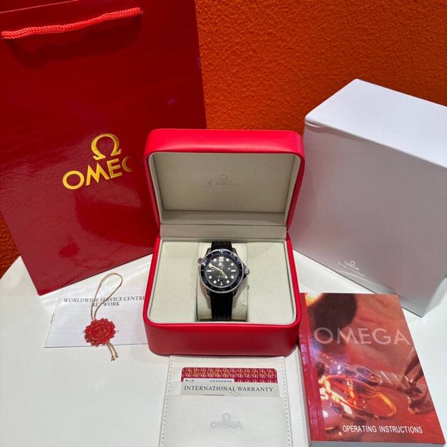 Omega Seamaster 欧米茄海马系列多功能潜水机械腕表，欧米茄海马007系列手表，表盘42Mm，银色表壳，精钢打造。蓝宝石镜面玻璃，橡胶表带，背透机芯