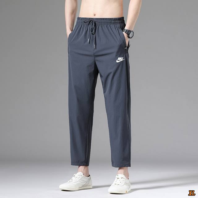 耐克 独家实拍上新夏季微弹透气九分裤平口纯色简约凉感休闲裤速干冰丝裤，本季主打，货源充足，放心主推，高端品质，经典设计，做工出色，经典百搭，上身效果极佳