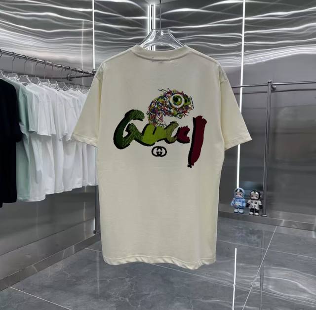 Gucci系列 专柜款复古情侣 印花短袖T落肩袖 重磅280G精梳棉材质 透气舒适 版型宽松进口外贸级专柜印花，随意搓洗不褪色不变形。 情侣款 男女同款哦