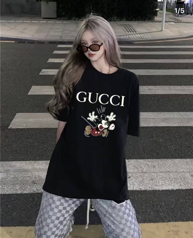 Gucci米老鼠系列 专柜款复古情侣 印花短袖T落肩袖 重磅280G精梳棉材质 透气舒适 版型宽松进口外贸级专柜印花，随意搓洗不褪色不变形。 情侣款 男女同款哦