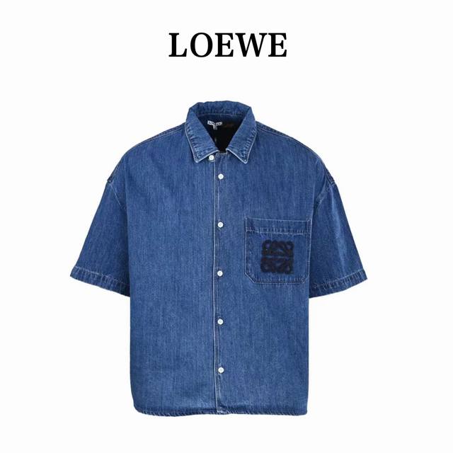 Loewe罗意威 绣花口袋牛仔短袖衬衫定制云感水韵棉质丹宁绸，采用进口机水溶刺绣工艺，完成刺绣后，通过水洗的方式将水溶性材料溶解去除，呈现边缘毛绒质感，采用炒沙