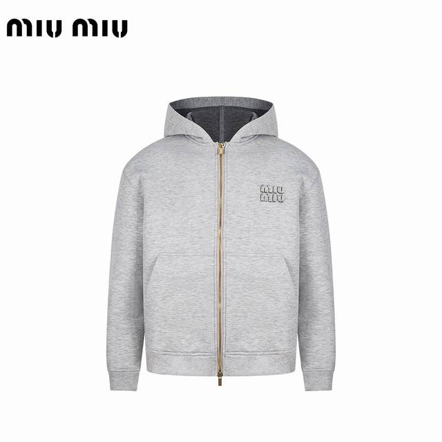 Miu Miu 缪缪 25Ss 徽标贴布绣太空棉连帽外套订织订染纯棉和三防梭织面料真正用到100%纯棉纱线织布做到对版出货刺绣不用多说 日本进口田岛绣花机 立体