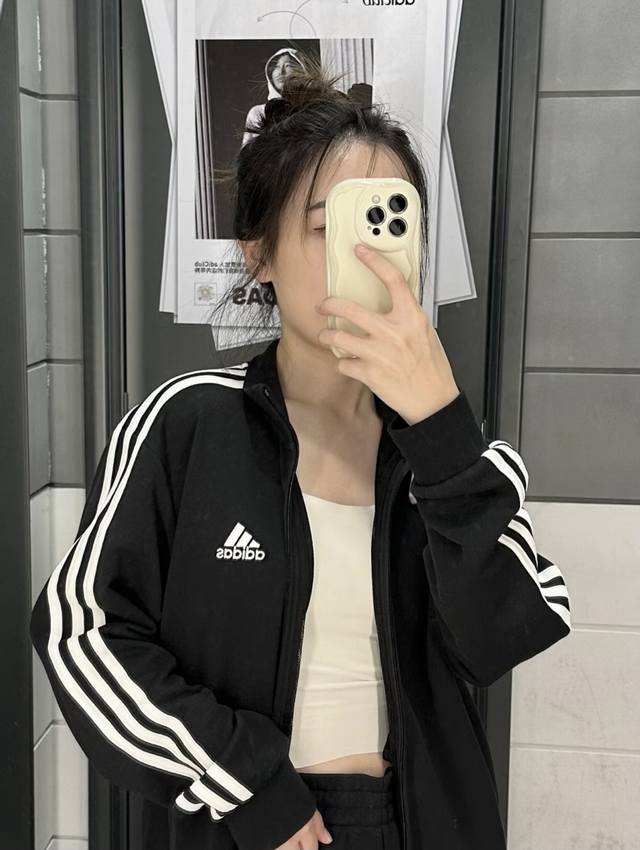 款号：Wk072Adidas 阿迪达斯立领三条杠夹克外套 男女同款 情侣款 非常富有年轻感与青春活力范儿的一款外套，男女都可轻松驾驭，非常符合当下年轻人的时尚审