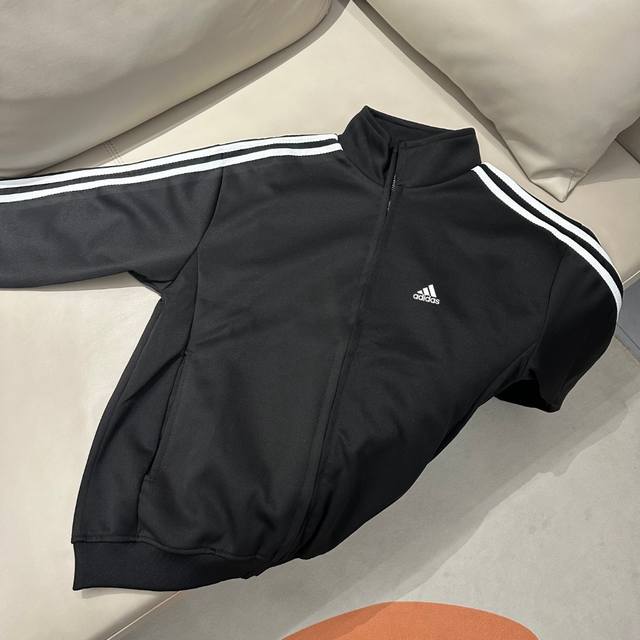 款号：Wk072 平铺图 Adidas 阿迪达斯立领三条杠夹克外套 男女同款 情侣款 非常富有年轻感与青春活力范儿的一款外套，男女都可轻松驾驭，非常符合当下年轻