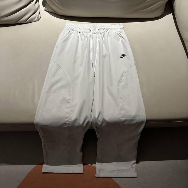 款号：Wkd93Nike 耐克激光打孔冰丝速干休闲裤男女款夏天出门真的超怕闷热黏腻，直到我遇到了这条冰丝直筒速干裤，简直是夏日救星！它采用激光打孔工艺，布料上布