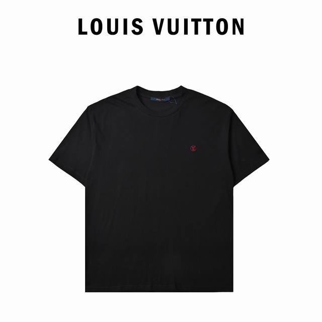 Louis Vuttion路易威登经典刺绣小标圆领短袖男装经典刺绣T恤就是一款简简单单的百搭Tee %纯棉 面料柔软胸前刺绣是Lv Logo标识搭配基本的卫裤、