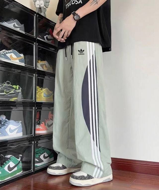款号：Wk105Adidas 三叶草 侧边三条杠拼色直筒梭织运动休闲裤夏天想找条舒服又好看的裤子，看这条！阿迪三叶草的梭织阔腿裤，面料轻薄透气，夏天穿完全不闷。