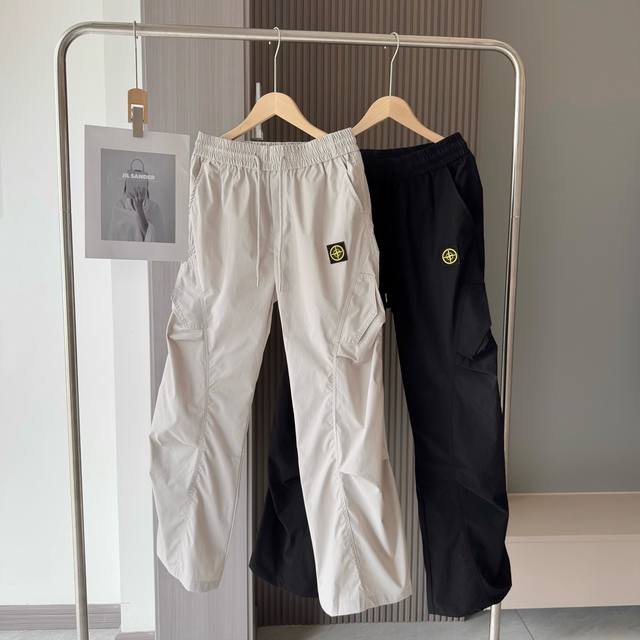 Stone Island 石头岛夏季薄款伞兵裤 速干机能休闲裤 官网同步发售 3D立体裁剪的工艺！上身效果没得说！各方面都是高货才有的水准！性价比真心高！刚需款