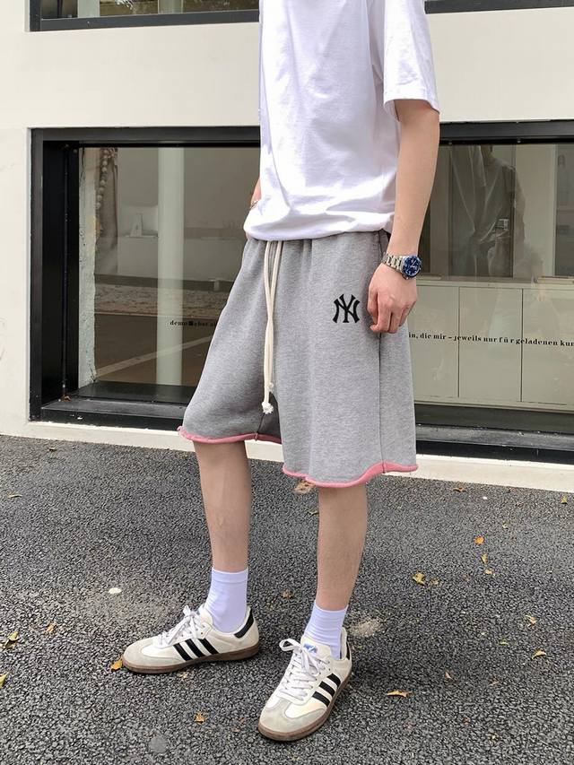 款号：Wkd91Mlb 洋基队 基础印花撞色毛圈短裤 情侣款浅分享今日份松弛感穿搭 这条毛圈面料短裤真的绝！自带慵懒滤镜，灰色主调+粉边撞色，时髦又有少年感，裤
