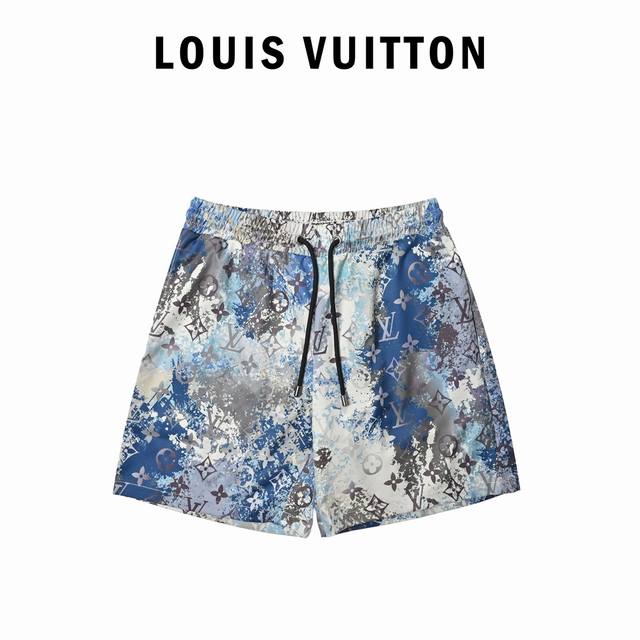 Louis Vuitton 路易威登 侧边条纹满印沙滩短裤高密丝绸提花面料，百分百复刻。裤身采用立体剪裁缝纫工艺，内衬全锦网眼，后幅标志性Lvse订制五金，细节